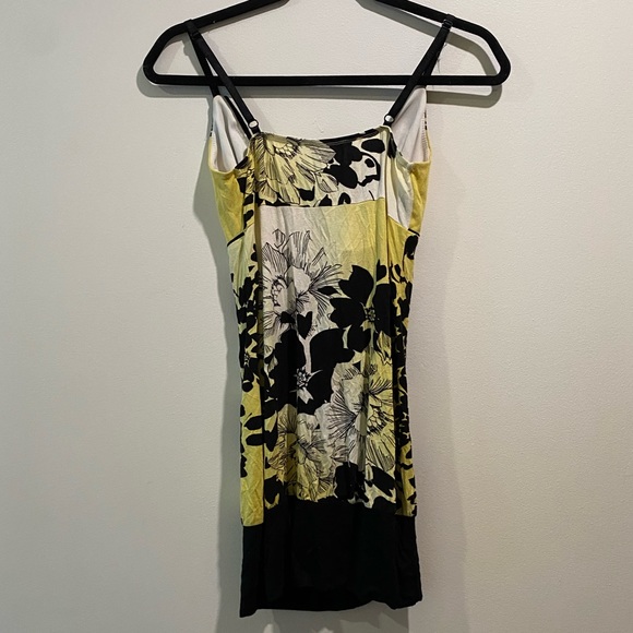 Le Chateau Tank Top - Picture 2 of 3